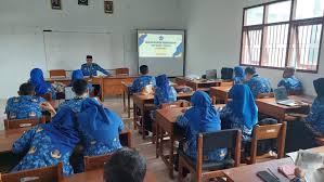 Pendidikan: Tokoh dan Kebijakan yang Membentuk SMP di Indonesia